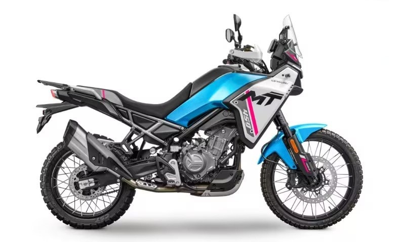 <div class='descrGalleryTitle'>CFMoto 450MT – 5.990 euro</div><div class='descrGalleryText'><p>La <b><a href="https://www.dueruote.it/listino/cfmoto/450mt/">CFMOTO 450MT</a></b> è già realtà: l’abbiamo guidata e la conosciamo bene. Per questo sappiamo con certezza che, per quello che costa e per come va, <b>è davvero un affare</b>. Le sue misure sono votate al fuoristrada, cerchio da 21” e 200 mm di escursione per entrambe le ruote. I suoi <b>43 cavalli </b>non sono molti, ma la rendono guidabile con la patente A2 e in ogni caso il brio non manca, complice anche una rapportatura piuttosto corta.&nbsp;A ben vedere questa non è ideale per i lunghi trasferimenti autostradali, bisognerebbe provare ad aggiungere un dente di pignone. Bello il sound, contenute le vibrazioni ai bassi giri. <b>L'abitabilità è ottima anche per piloti mediamente alti, </b>solo il manubrio è un filo basso, le&nbsp;sospensioni sono regolabili&nbsp;e funzionano bene. Il peso non è proprio piuma, ma la sella standard è bassa e si tocca bene a terra, la si gestisce senza problemi; per gli alti è d’obbligo la sella optional rialzata.</p>
</div>